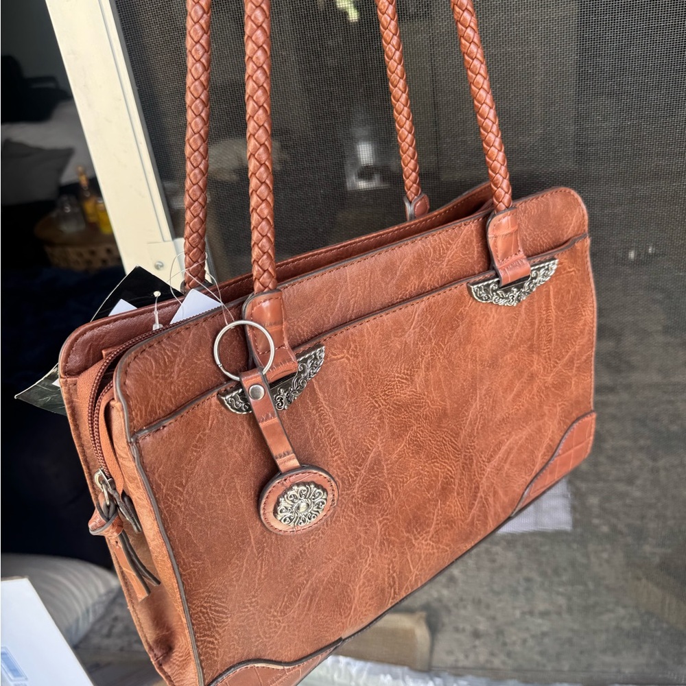 Chic Tan Leather Shoulder Bag